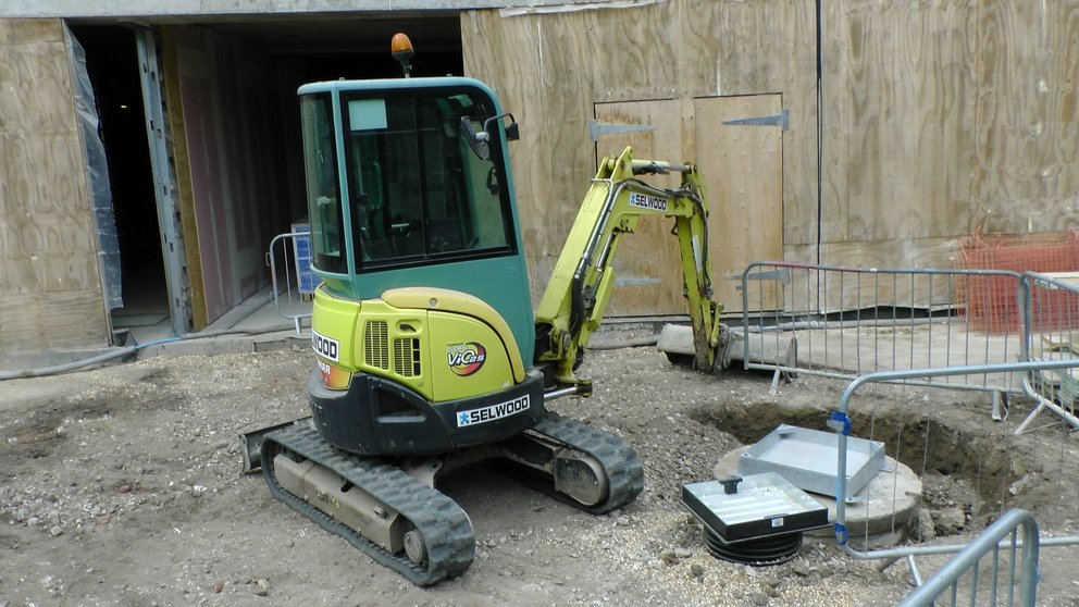 construction-site-excavator-digger-1469905001LDs